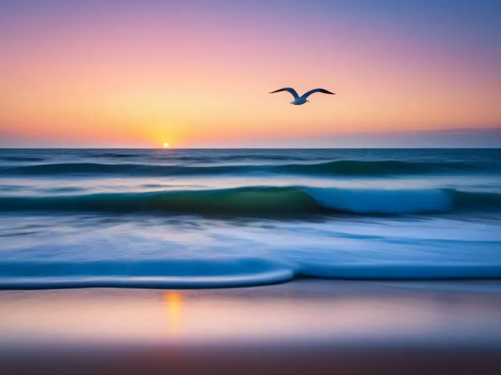 Amanecer sereno y minimalista en la playa Un amanecer sereno en una playa de arena, con olas suaves y gaviotas