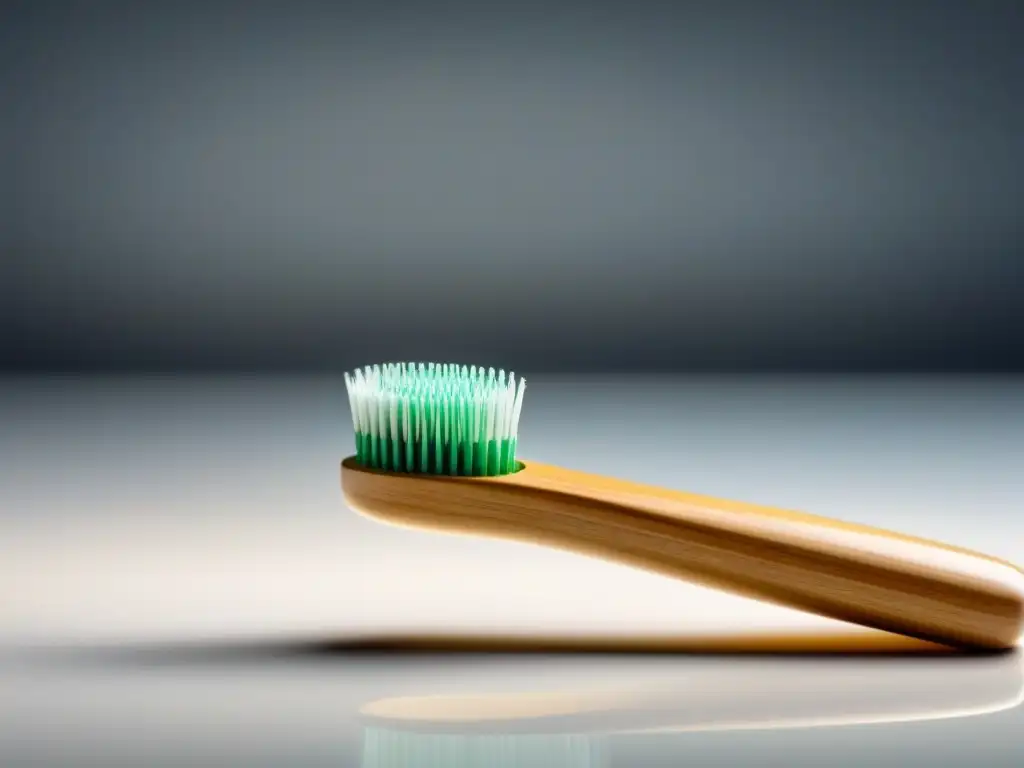 Un cepillo de dientes de bambú elegante y ecológico destacando su textura natural en un ambiente limpio