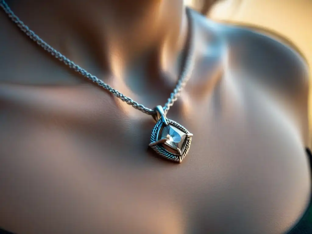 Un collar delicado de plata reciclada con un pequeño diamante ético, reflejando la esencia de marcas joyería sostenible eco-friendly