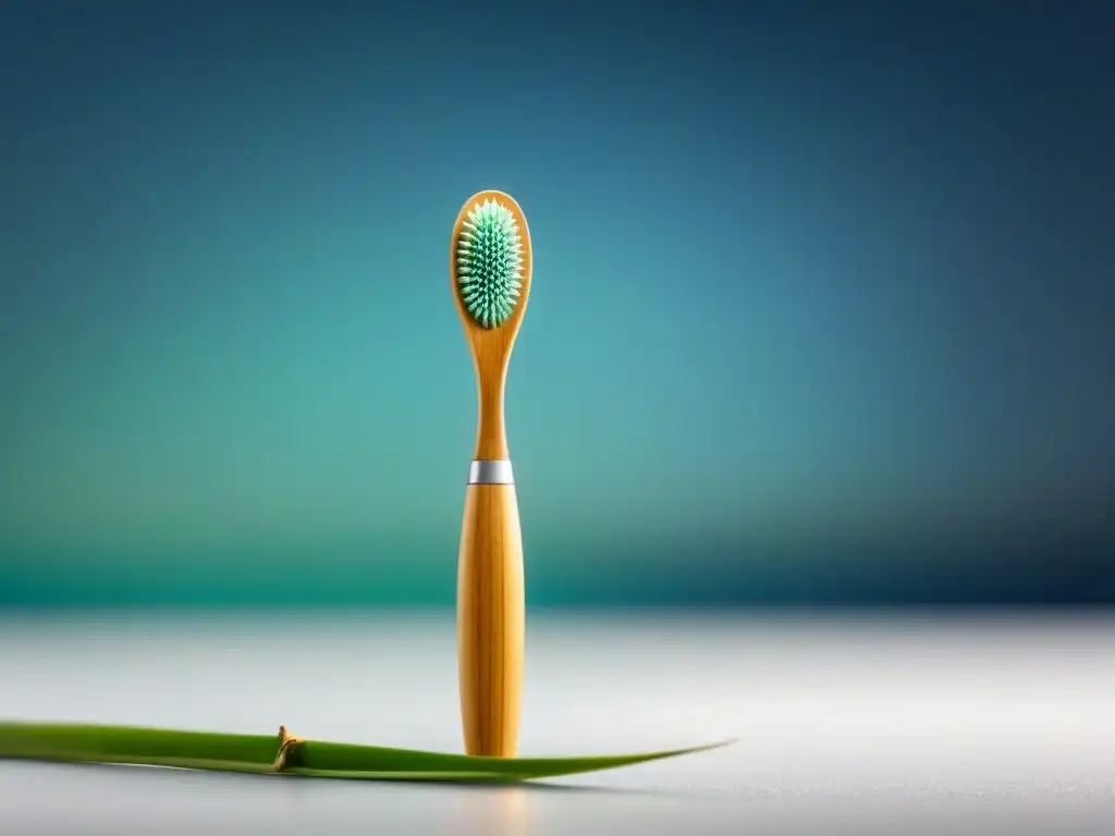 Detalle de un cepillo de dientes de bambú en un fondo blanco, resaltando su textura ecológica