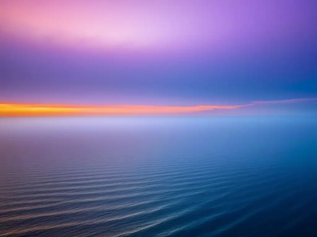 Un horizonte oceánico vasto al atardecer, reflejando una suave luz naranja en aguas calmadas